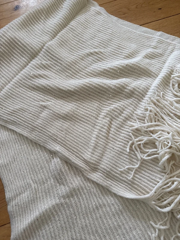 White Ribbed Throw with Fringe - Image 2