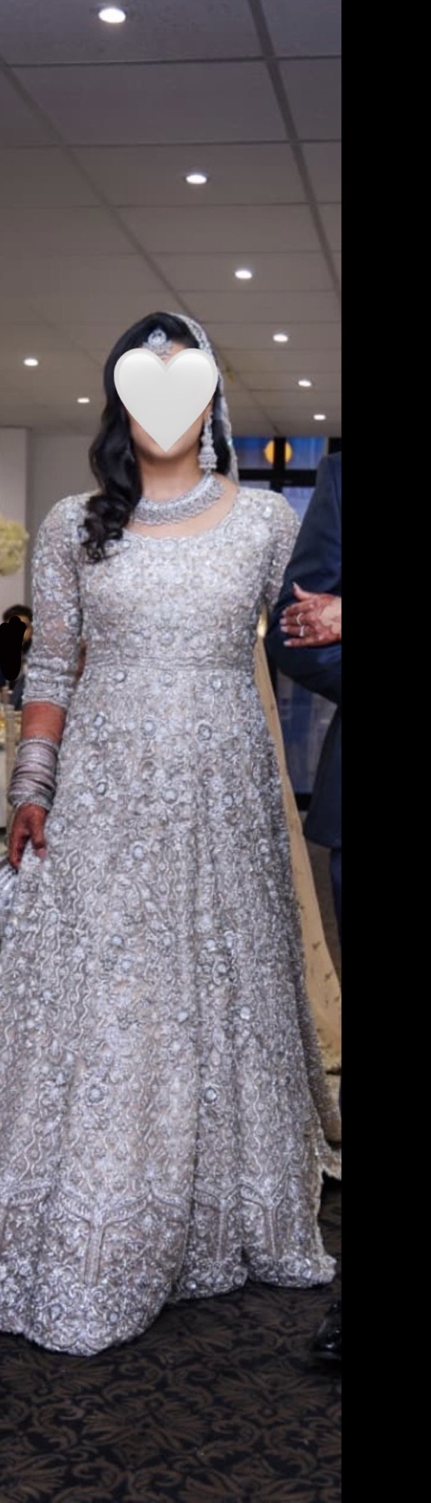 Embroidered wedding gown with trail and a long veil - Image 2