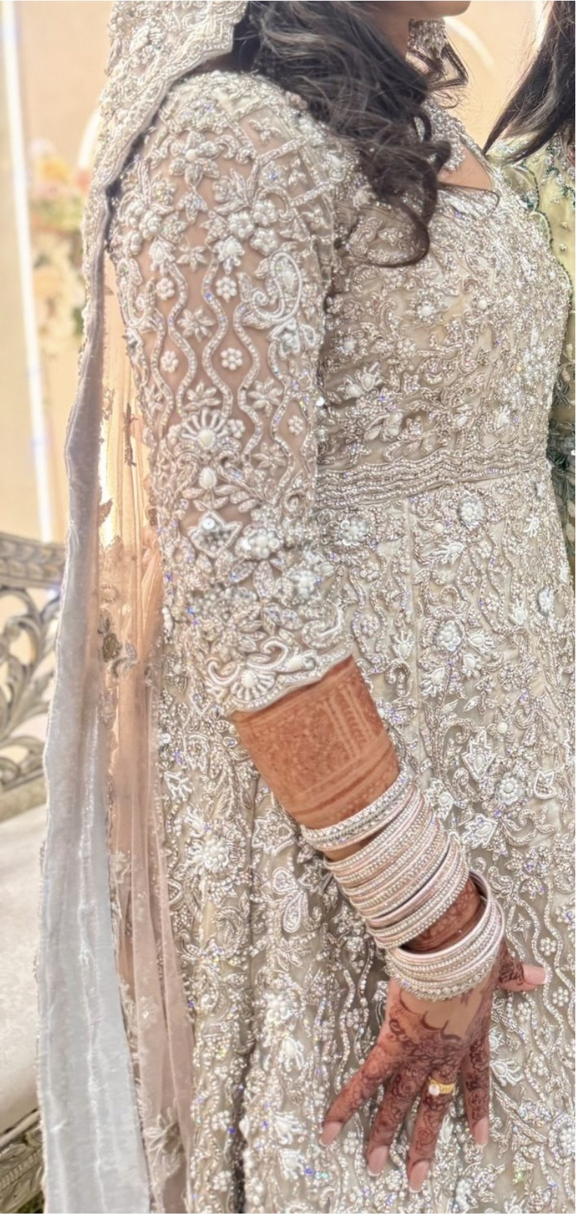 Embroidered wedding gown with trail and a long veil - Image 5