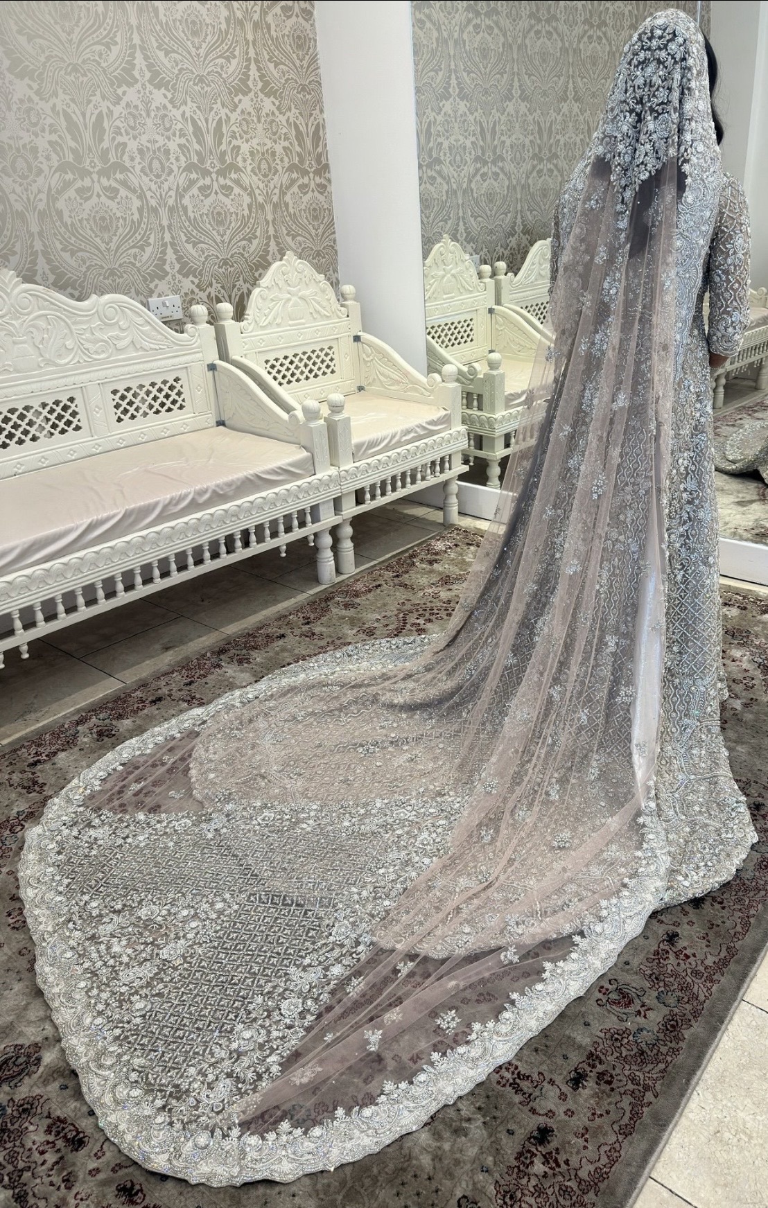 Embroidered wedding gown with trail and a long veil - Image 4