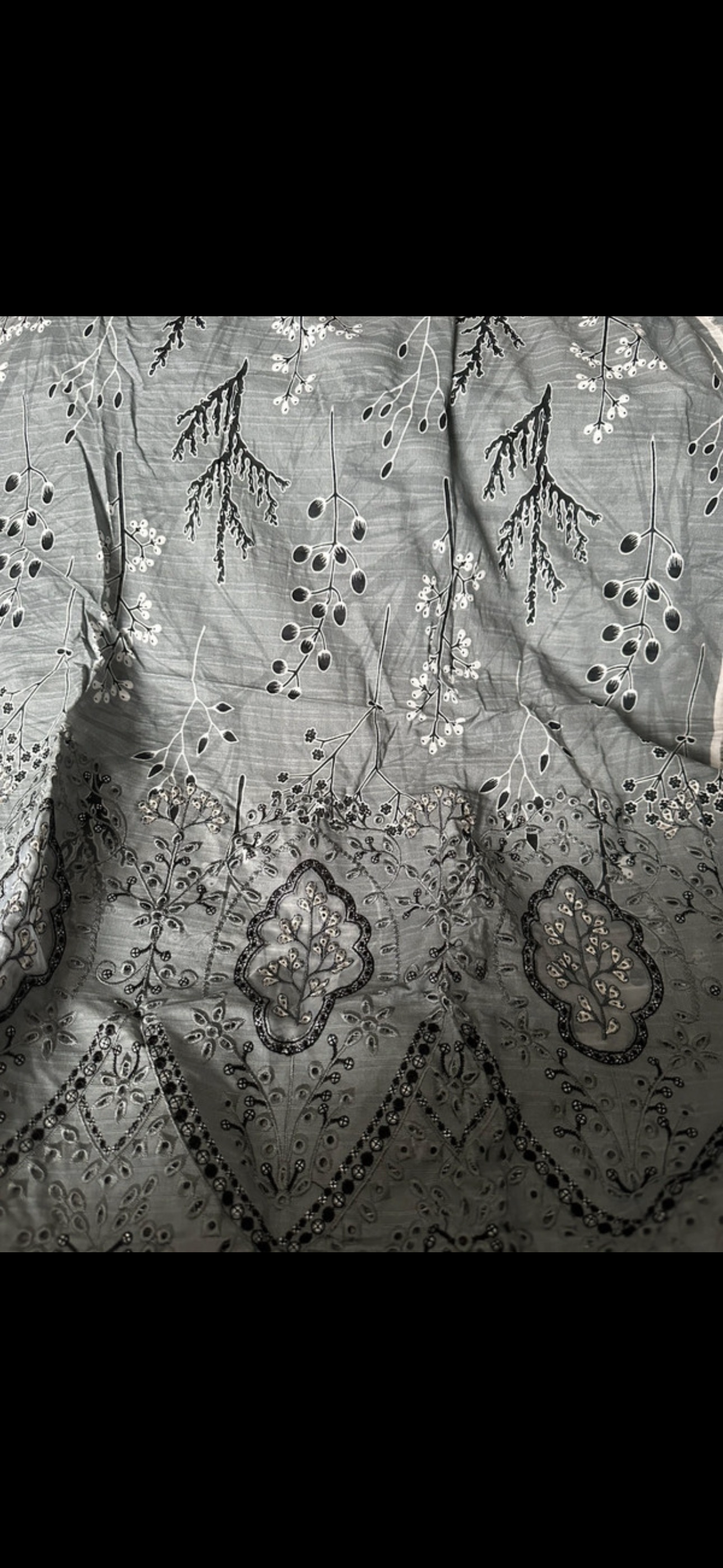 Grey Embroidered Lawn 3-Piece Suit - Image 2