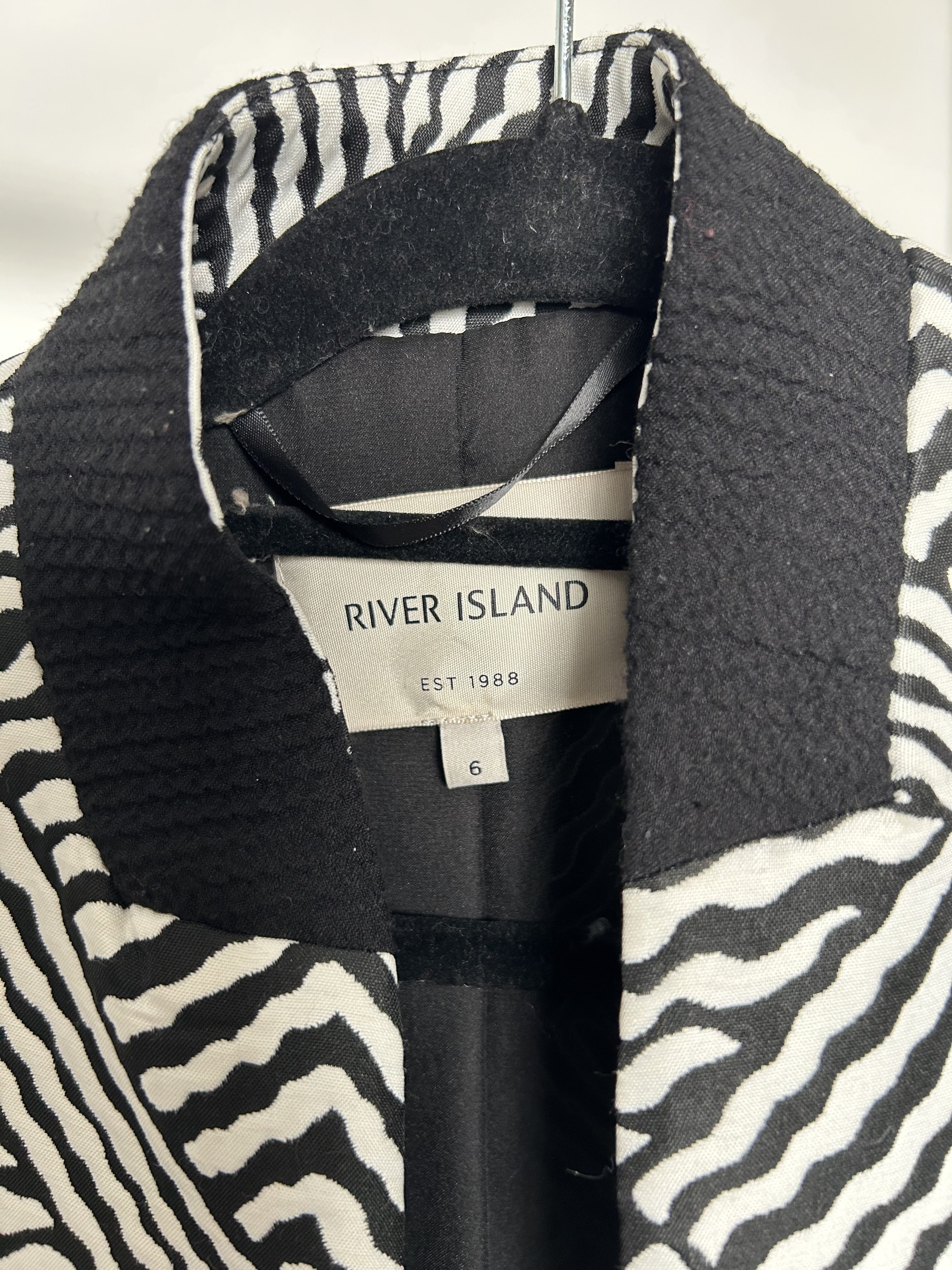 Black and White Geometric Print Cropped Jacket - Image 2