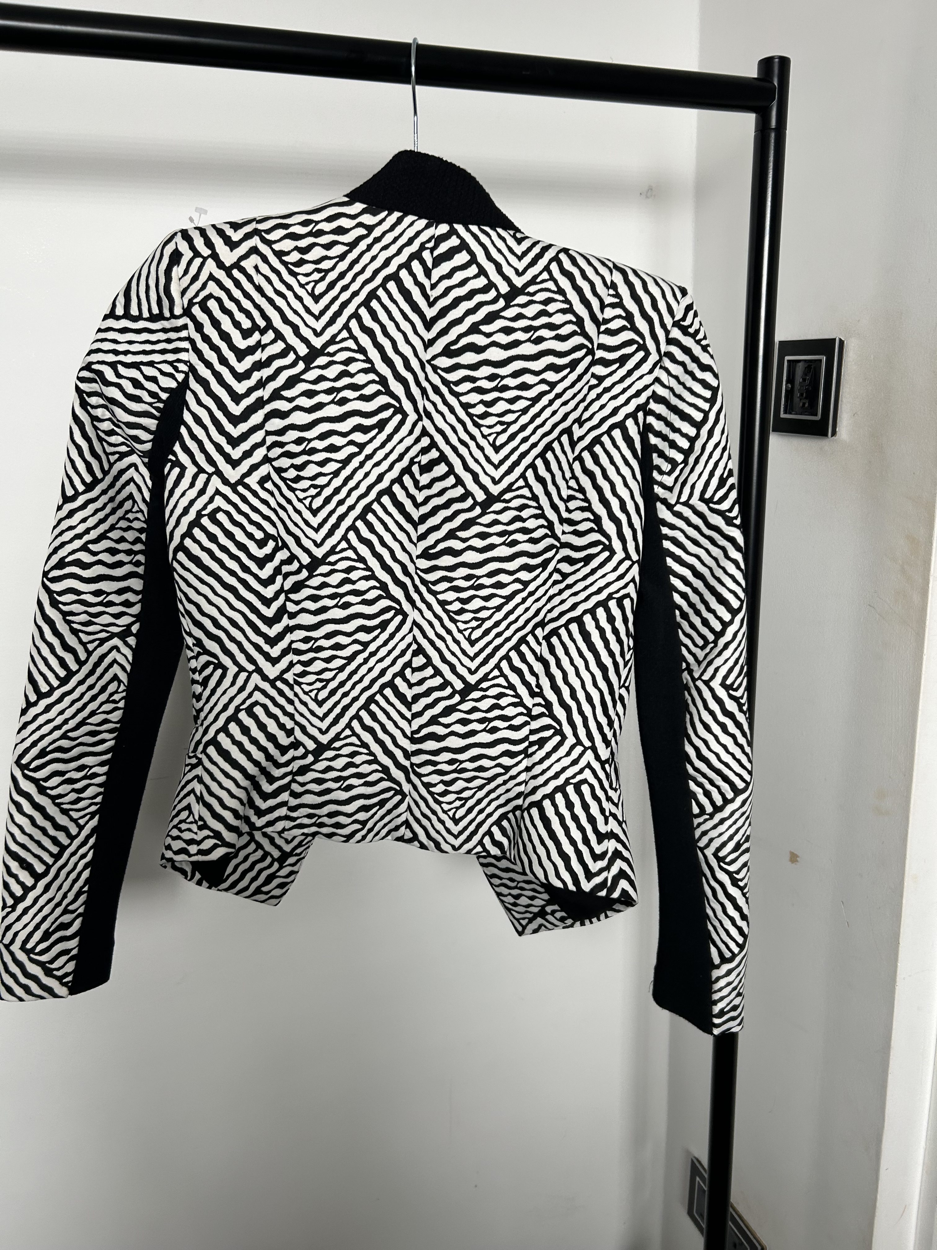 Black and White Geometric Print Cropped Jacket - Image 3