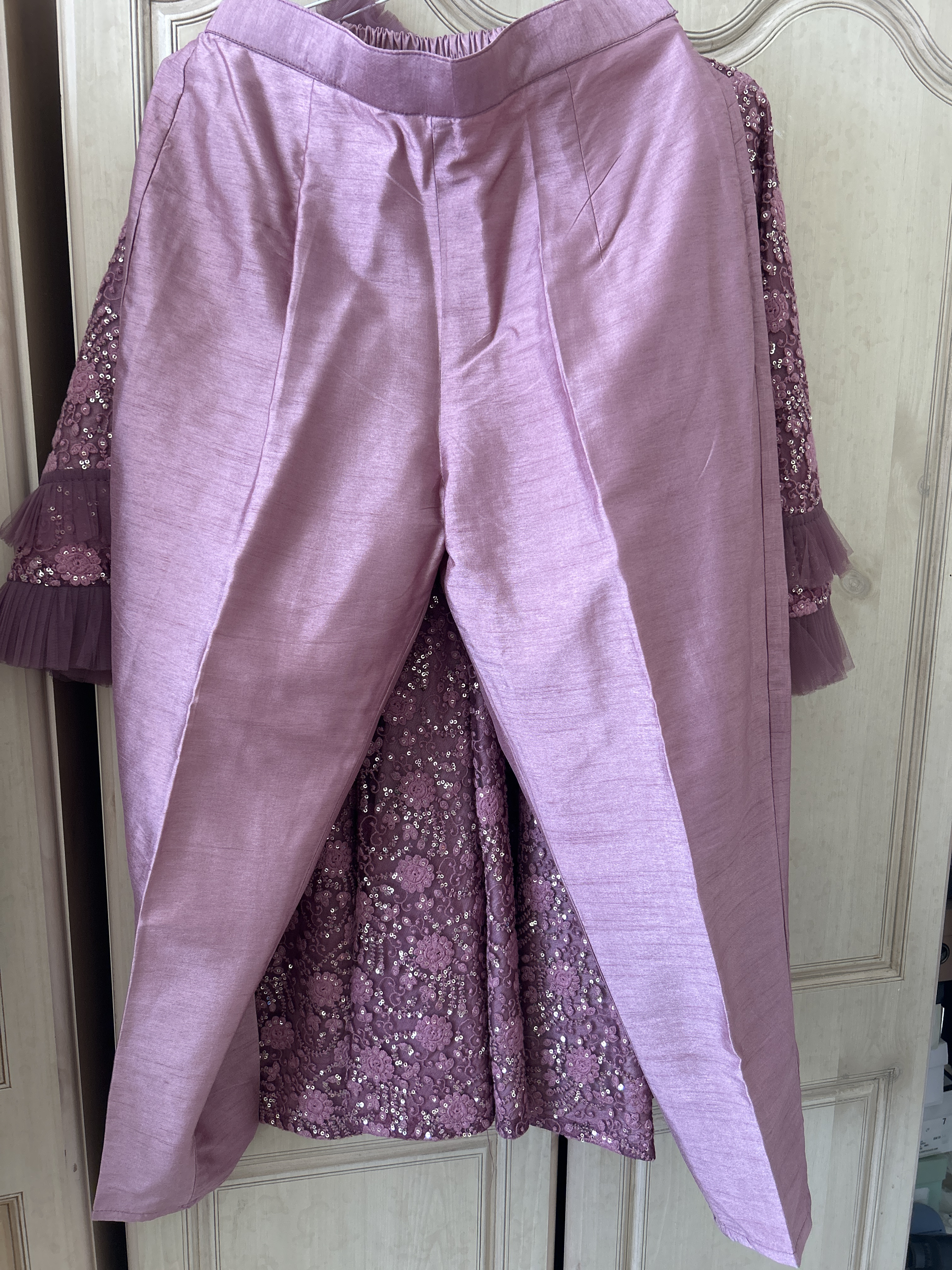 Pink sequined dress with ruffled sleeves and neckline - Image 5