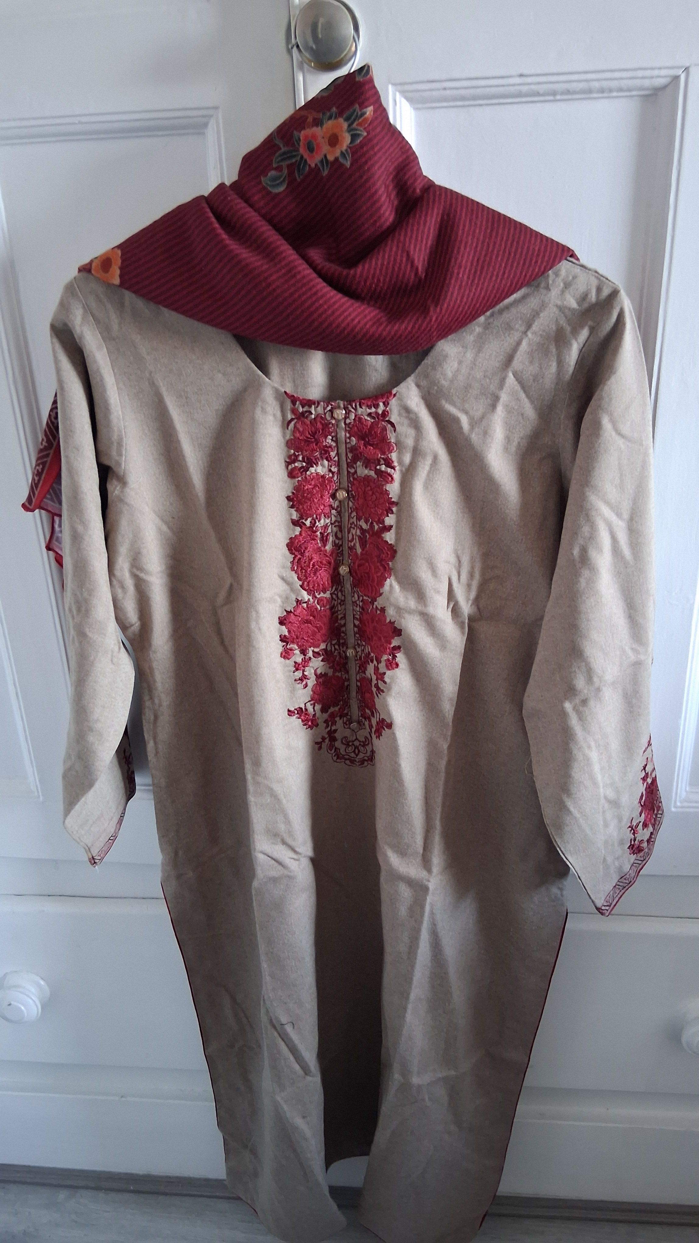 Brand New Oatmeal & Crimson Floral Embroidered 3-Piece Shalwar Kameez Suit XL - Image 2