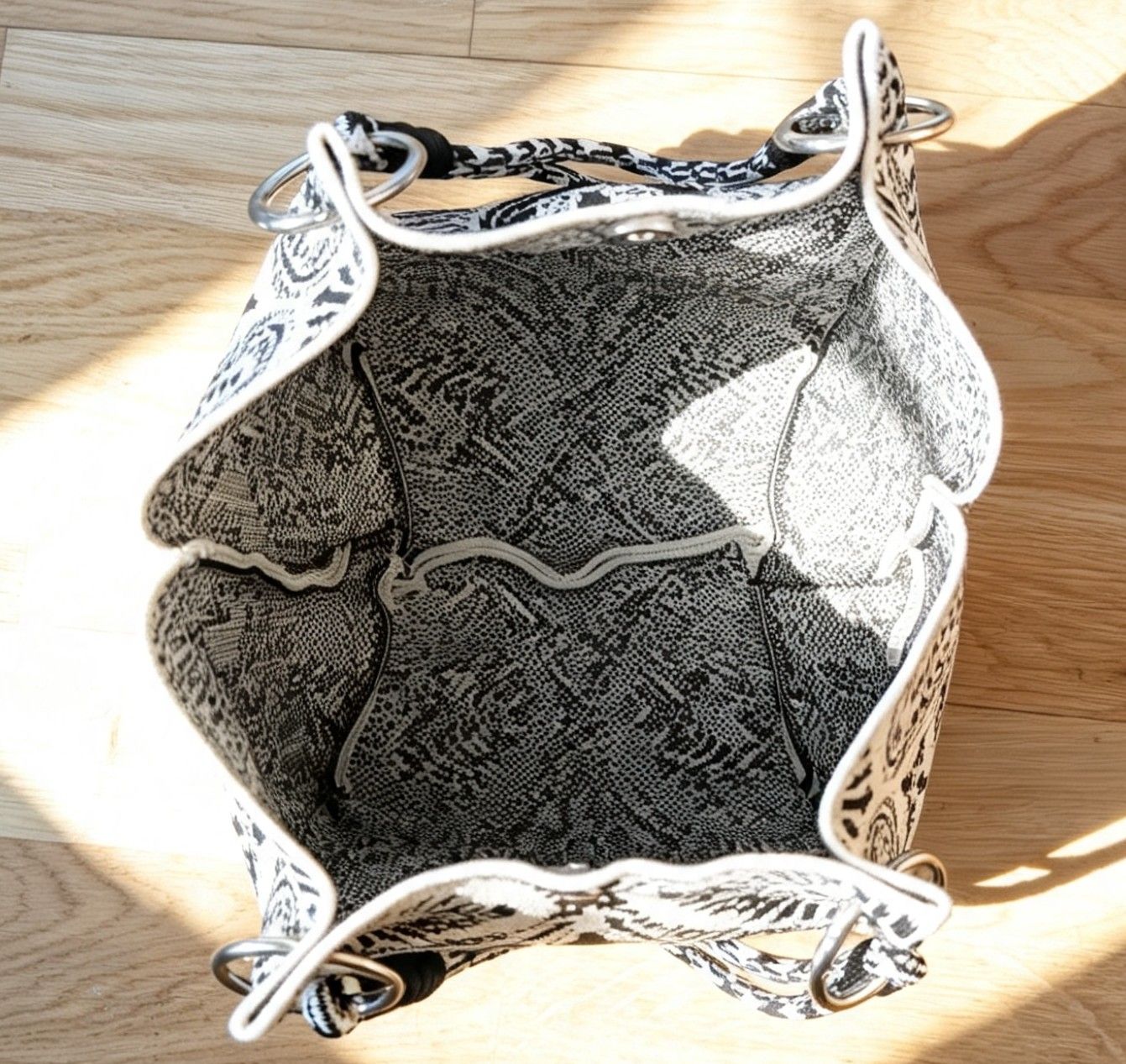 New Black White Damask Pattern Knit Bucket Bag - Image 3