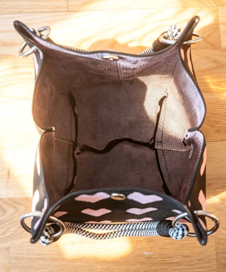 New Black Pink Heart Knit Bucket Bag - Image 3