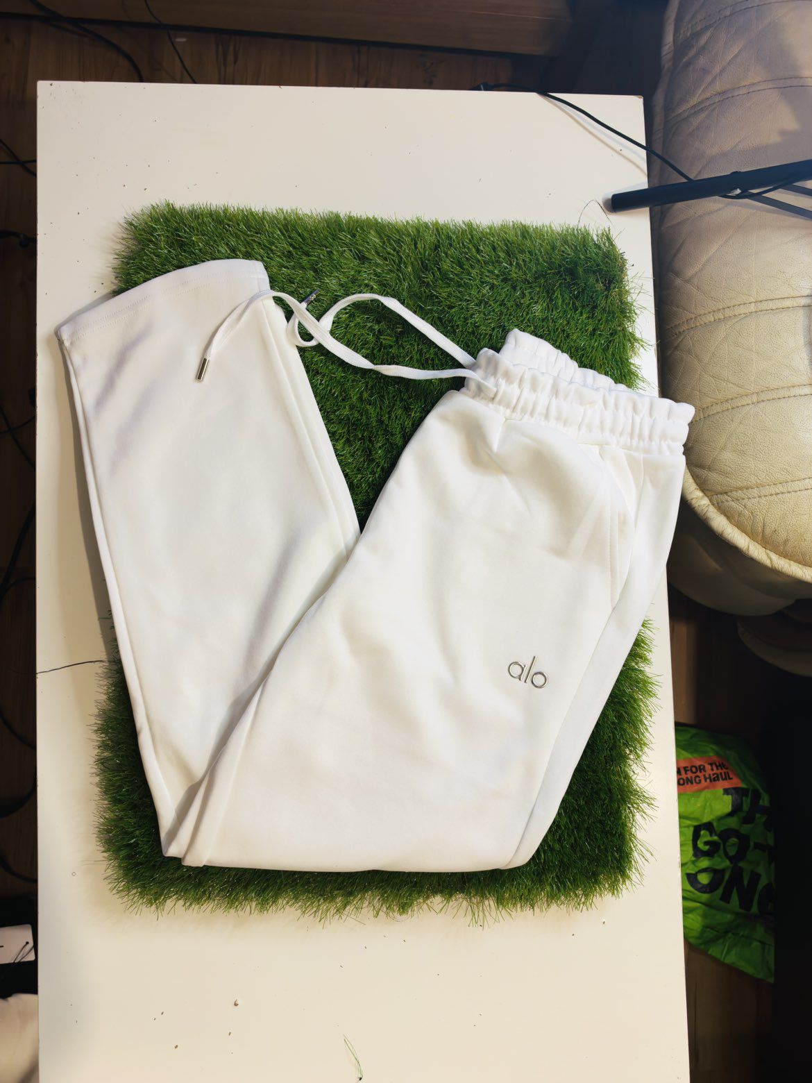 Alo Yoga White jumper set - Image 5