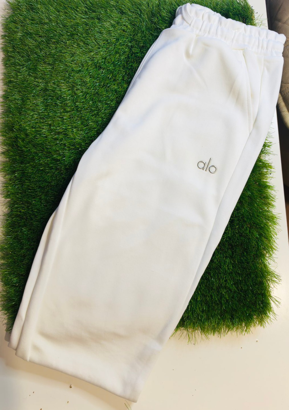 Alo Yoga White jumper set - Image 4